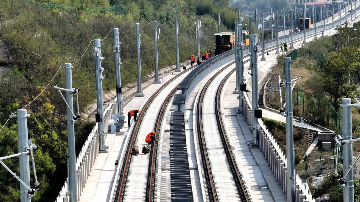 Deqing Banliyö Demiryolu Hattı'nda Kaynak Çalışmaları Tamamlandı, 2026'da Hizmete Açılacak