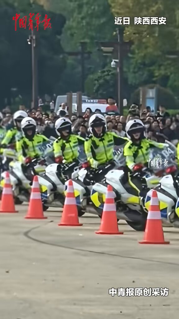 Xi'an'da Polis Kampı Açık Günü: Kadın Trafik Polislerinden Etkileyici Motosiklet Gösterisi