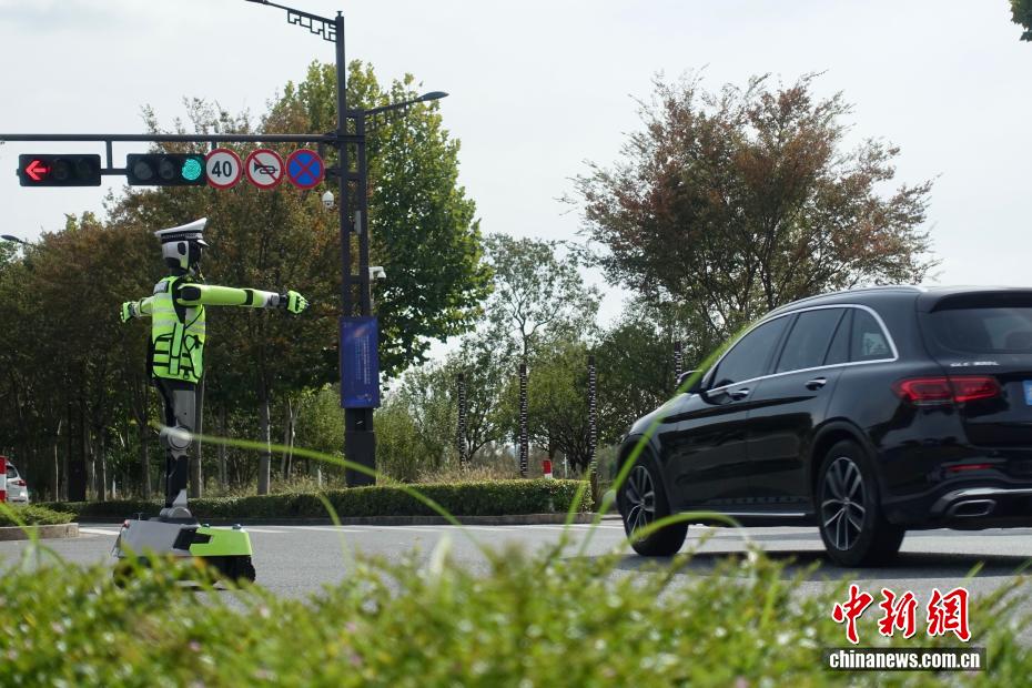 Wuzhen'e Robot Trafik Polisi Görevlendirildi