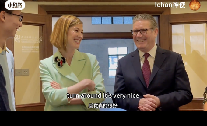 Rosamund Pike Shanghai'da Kültürel Etkinlikte