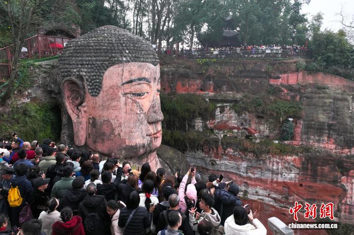 Leshan Dev Buda Ziyaretçileri Ağırlıyor