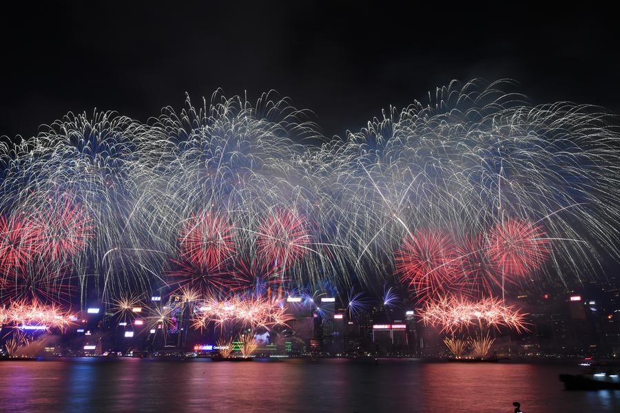 Victoria Harbor'da Büyüleyici Havai Fişekler