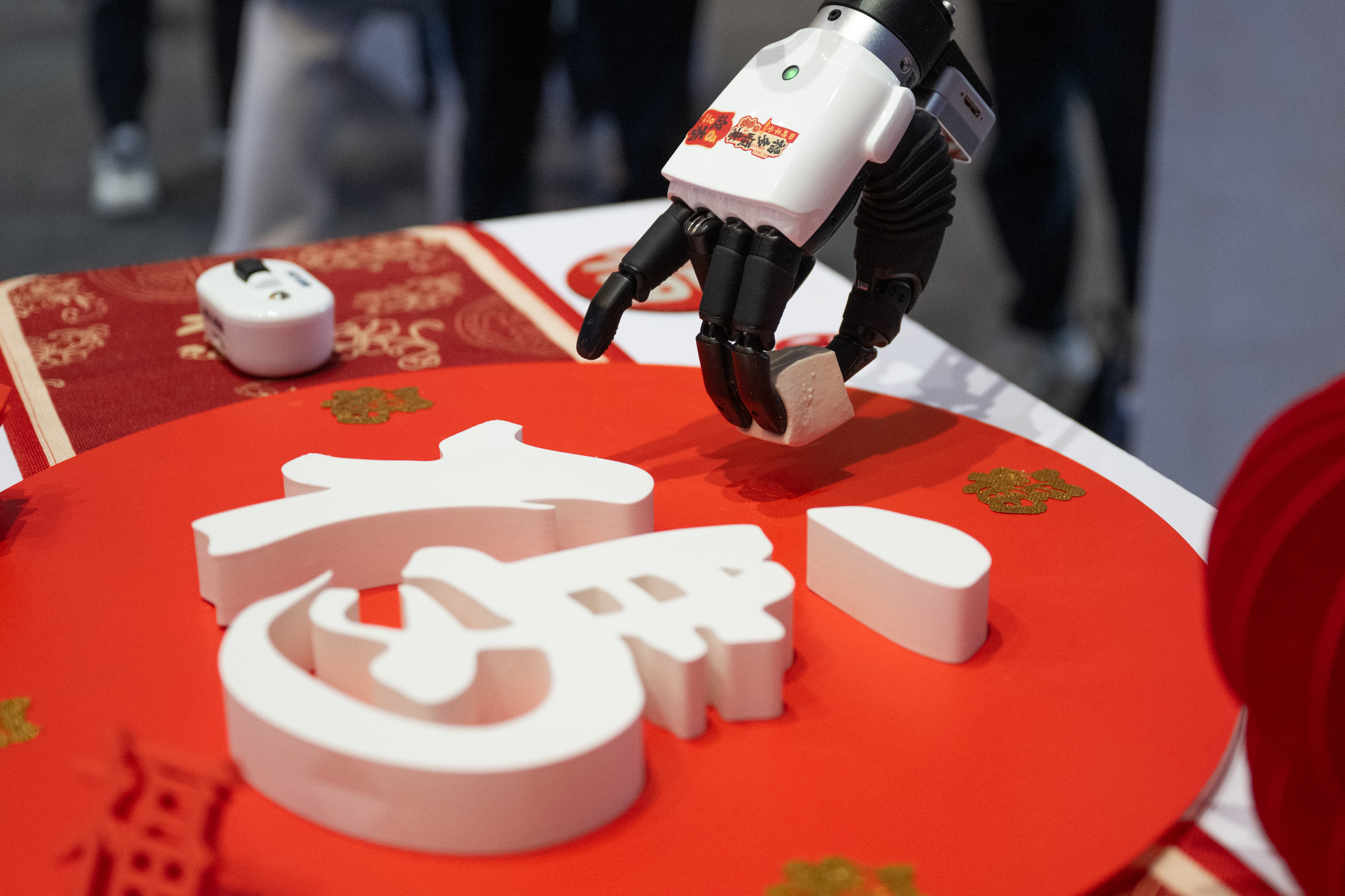 Wuhan'da Robot Tofu Tutuyor