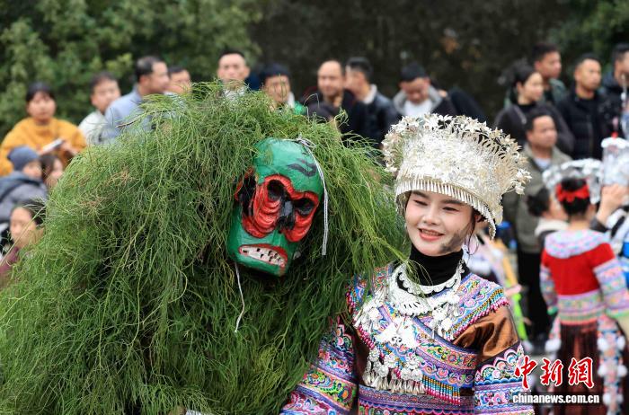Miao Gençleri Manghao Festivali'nde