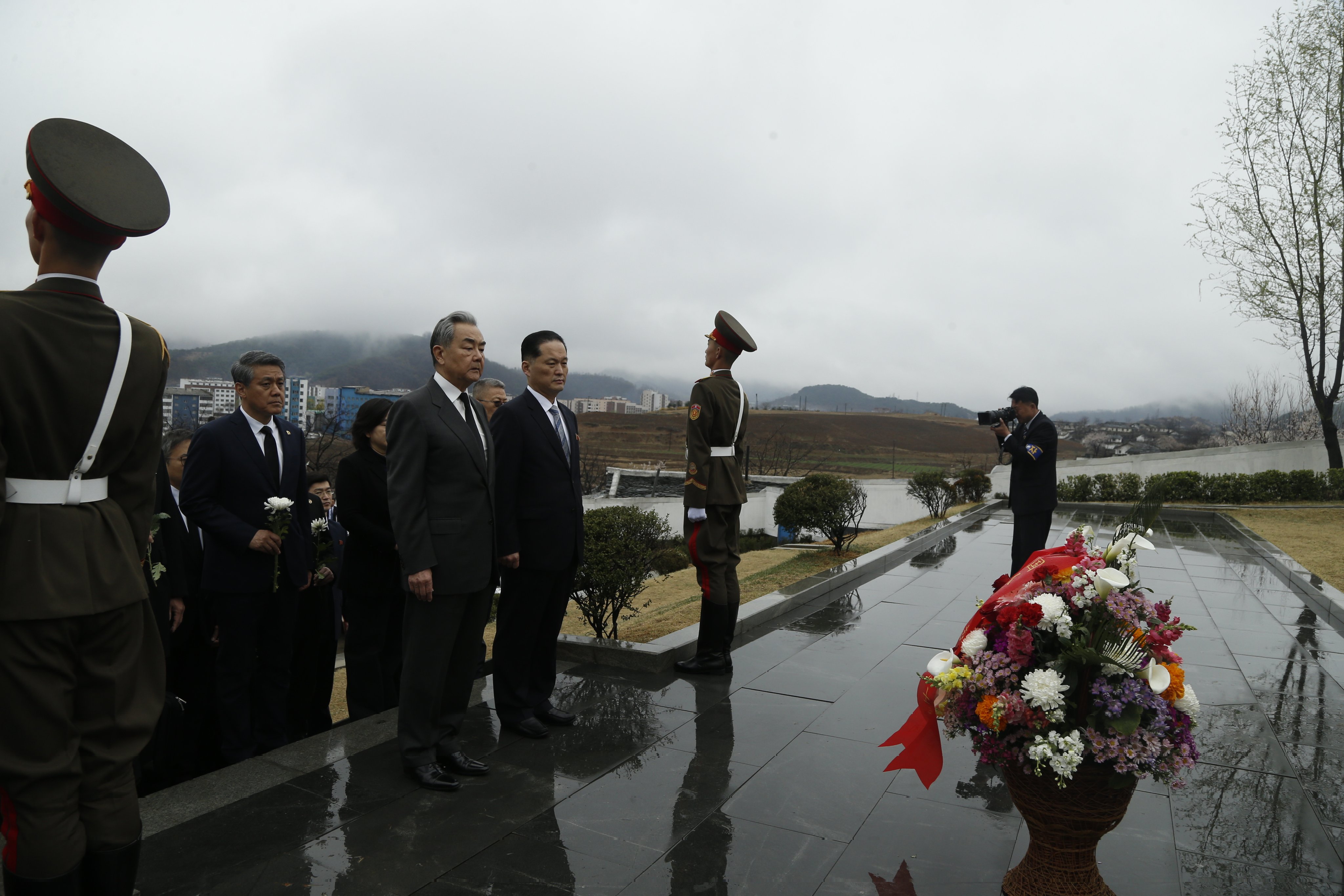 Wang Yi, Kahraman Şehitleri Unutmadı