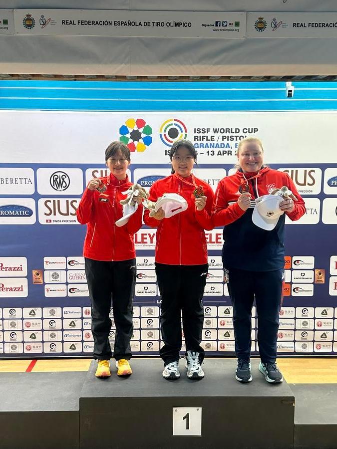 Çinli sporcular, Granada'da pistolde zafer elde etti