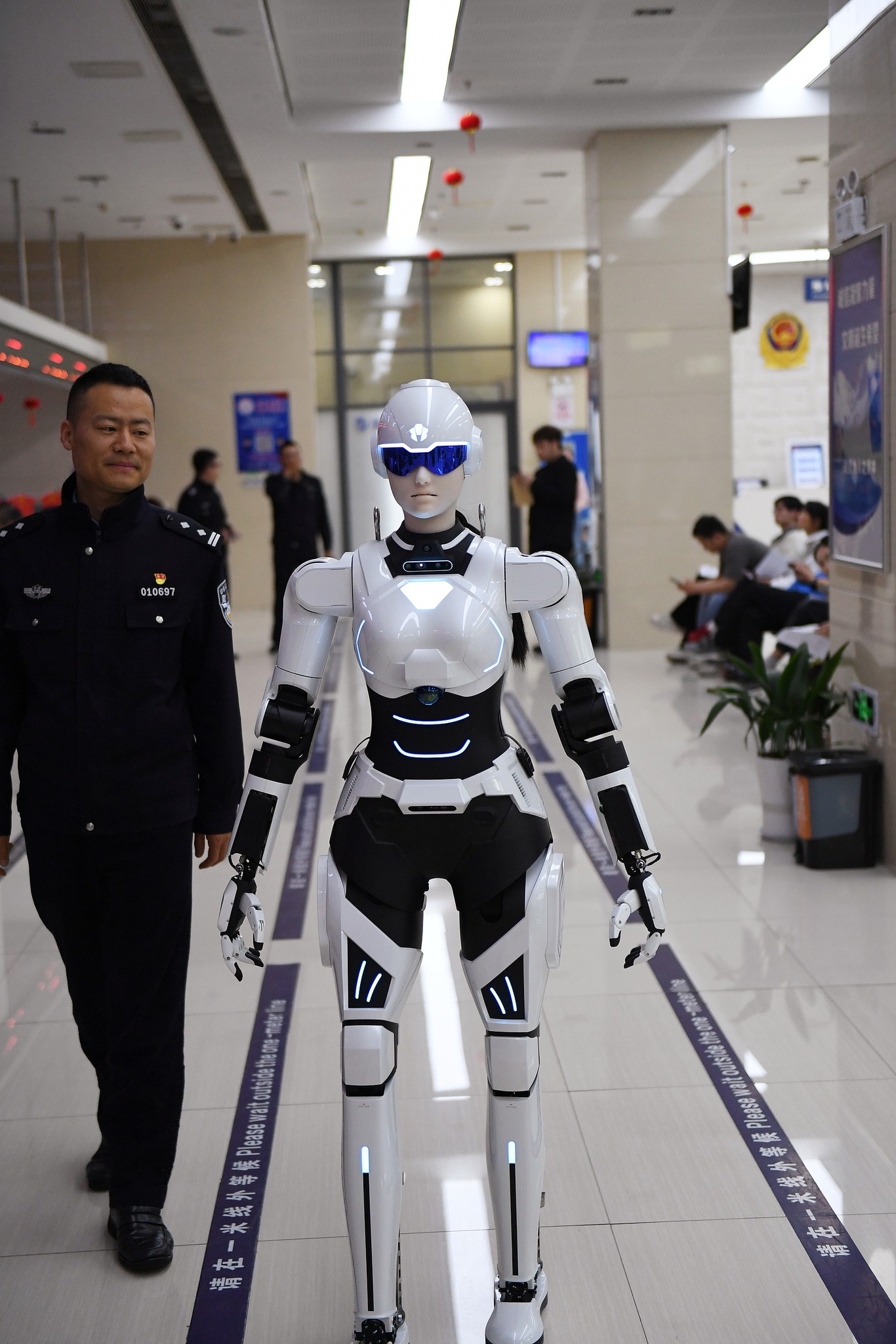 Çin'de Robot Polis Kamu Hizmetinde Göreve Başladı