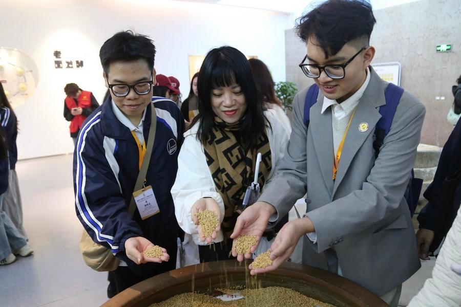 Vietnamlı Gençler İçin Tarih Dolu Bir Yolculuk