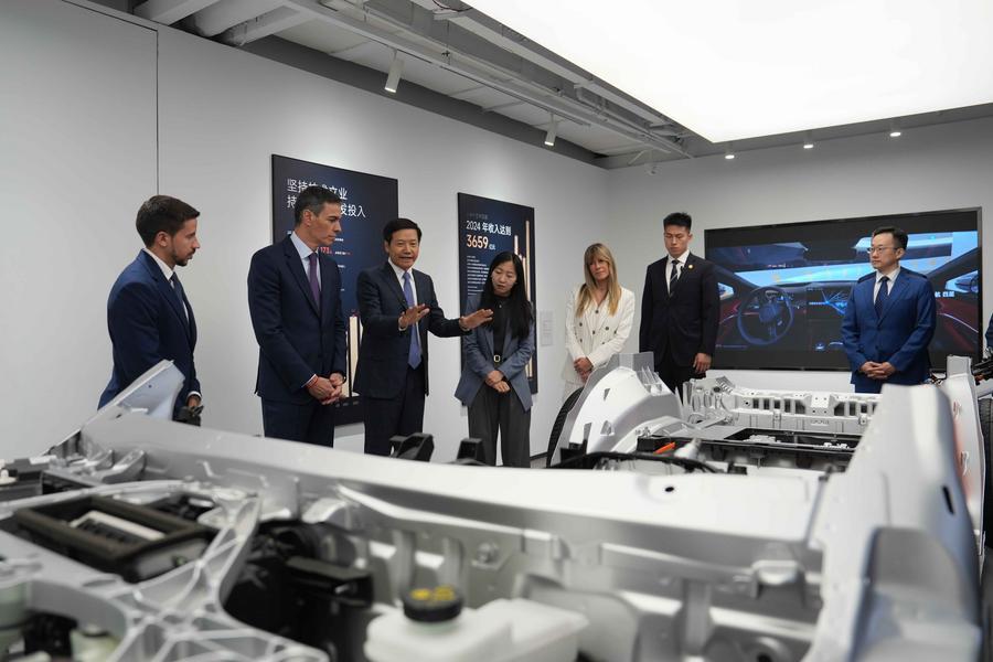 Pedro Sanchez neden Xiaomi ürünlerini inceledi?