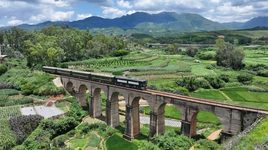 Çin ve Vietnam, güçlü ekonomik ilişki kurdu