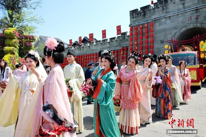 Langzhong'da Büyüleyici Hanfu Geçidi Düzenlendi