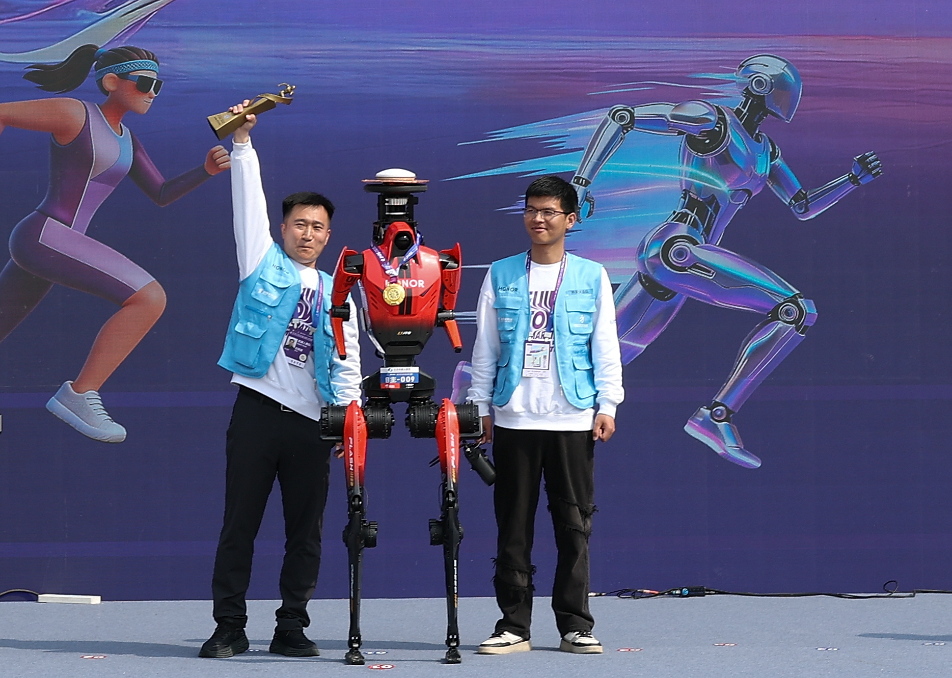Beijing'de 100'den fazla robot koşucu yarıştı
