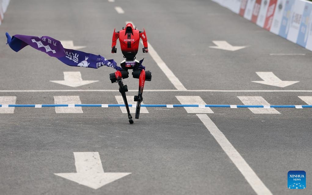 Flash Robot, Pekin Yarı Maratonu'nda Rekor Kırdı