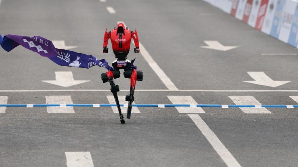 Humanoid robot, yarı maratonda dünya rekoru kırdı