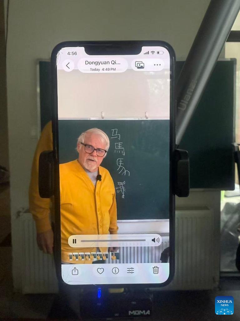 Yabancı vlogger Çin'de karakter öğretimiyle dikkat çekiyor