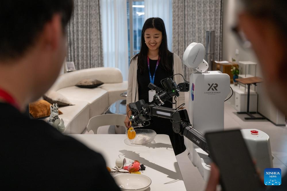 Şenzhen'de Temizlikte İnsan ve Robot İş Birliği