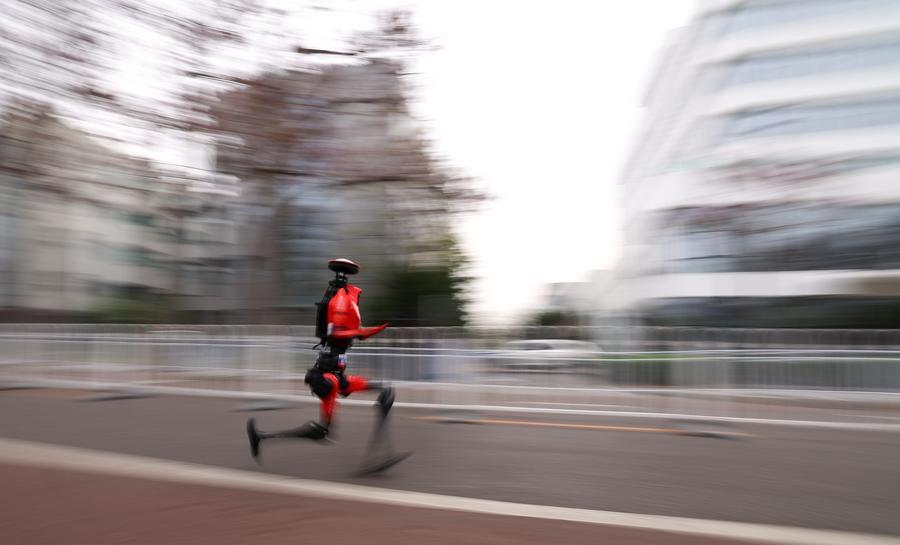 Çin'in insansı robotları gerçek dünya ortamlarına geçiyor