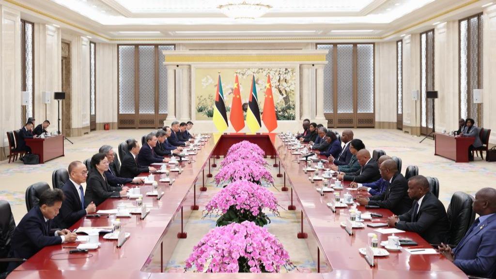 Çin Başbakanı Mozambik Cumhurbaşkanı ile Bir Araya Geldi
