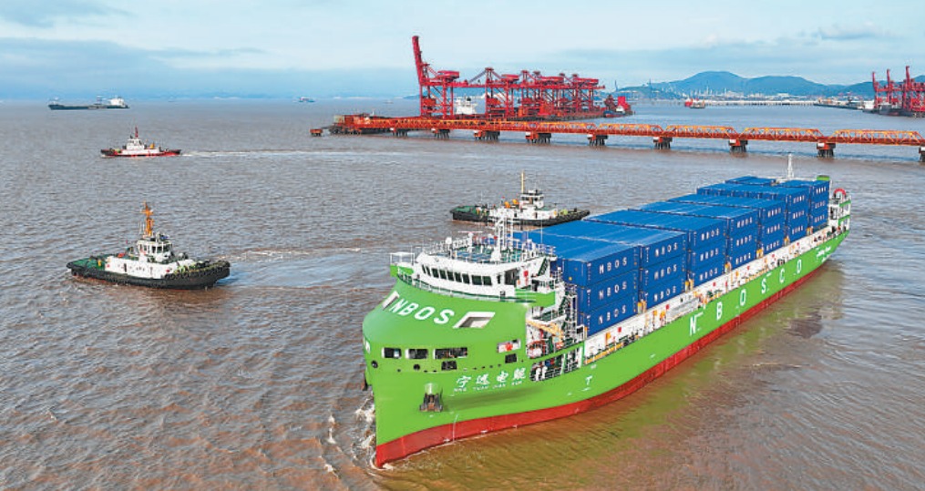 Dünyanın en büyük elektrikli konteyner gemisi ilk seferini tamamladı