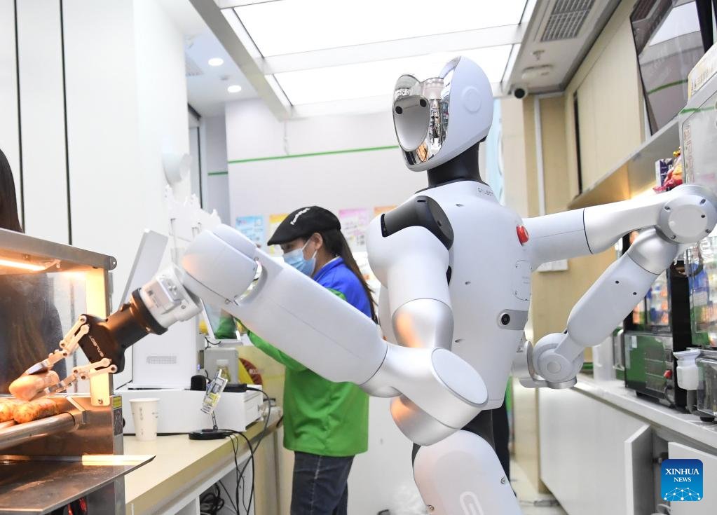Beijing'deki markette hizmet veren robot devreye girdi