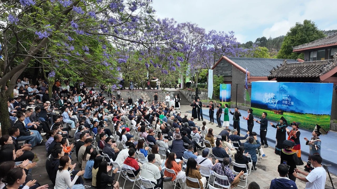 Küba Delegasyonu Daliangshan Şiir Festivali'nde