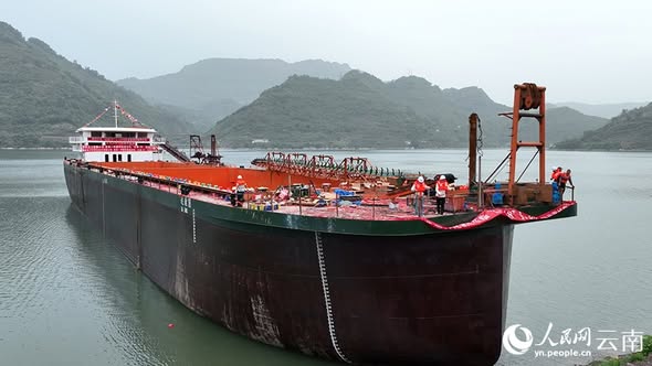 Yunnan'da İlk 10,000 Tonluk Metanol Gemisi Suya İndirildi