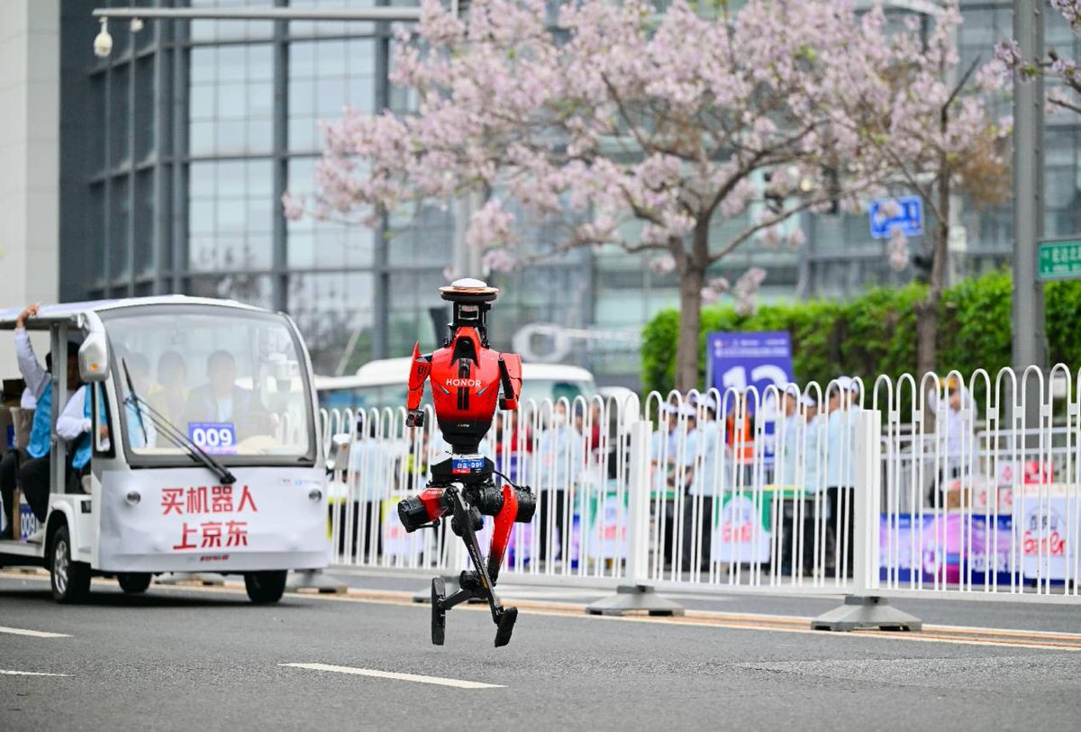 Çin'in insansı robotu yarı maratonda rekor kırdı