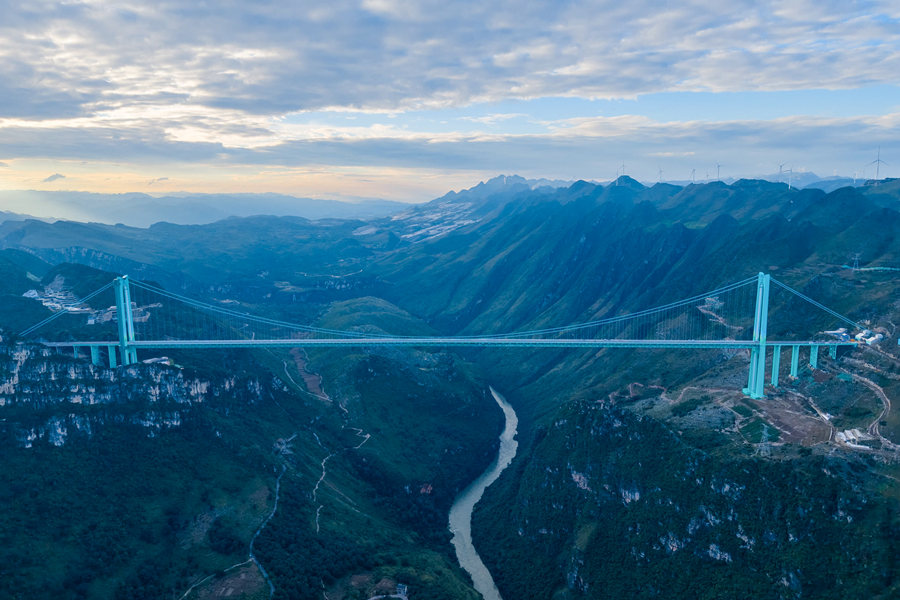 Dünyanın En Yüksek Köprüsü: Huajiang Grand Canyon