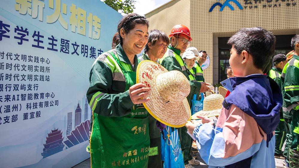 Xi Jinping, Emekçilere Bayram Kutlaması Gönderdi