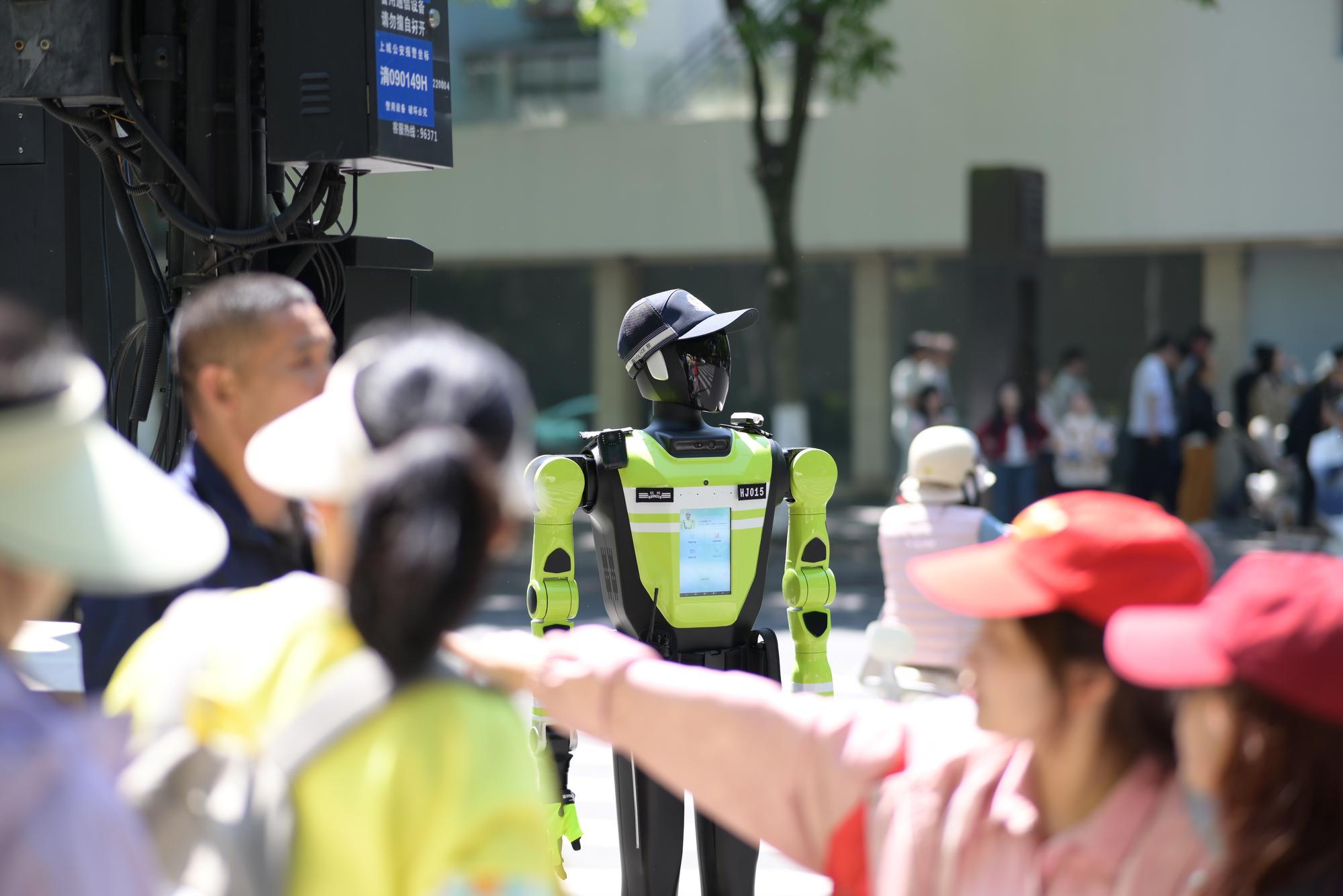 Hangzhou'da Akıllı Trafik Robotları Hizmete Girdi