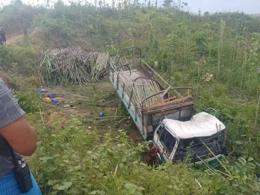Myanmar'da Bambu Taşıyan Araç Devrildi: 16 Ölü