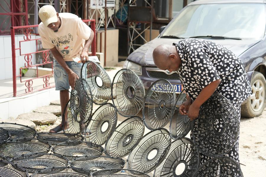 Sürdürülebilir moda atölyesi Abidjan'da hayat buluyor