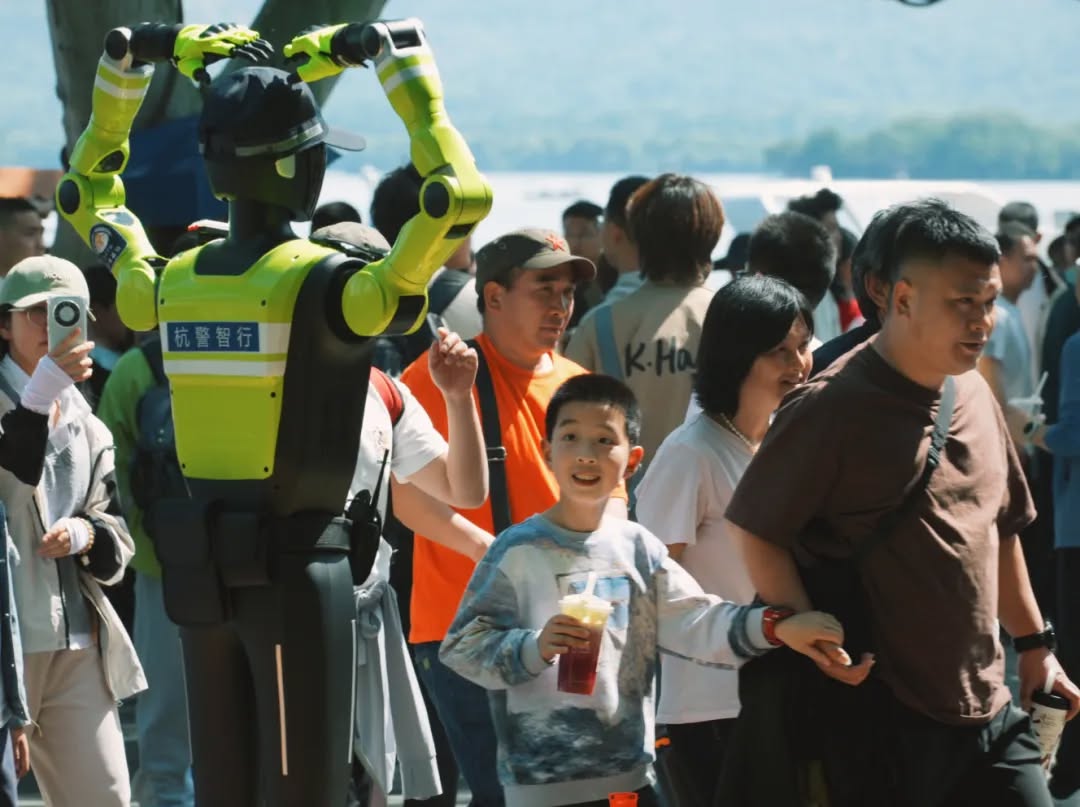 Hangzhou'da Robot Polis Birliği Trafik Yönetimini Güçlendiriyor