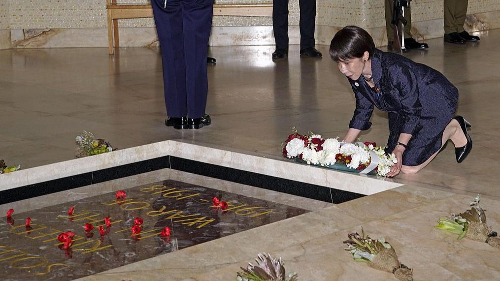Takaichi'nin Avustralya'daki Diz Çöküşü Tartışmalara Yol Açtı