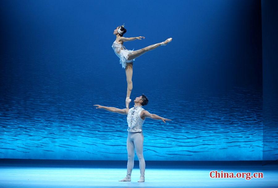 Guangzhou Akrobasi Tiyatrosu'ndan Muhteşem 'Swan' Gösterisi