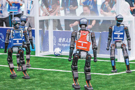 Çinli takım insansı robotları futbol yıldızı yaptı