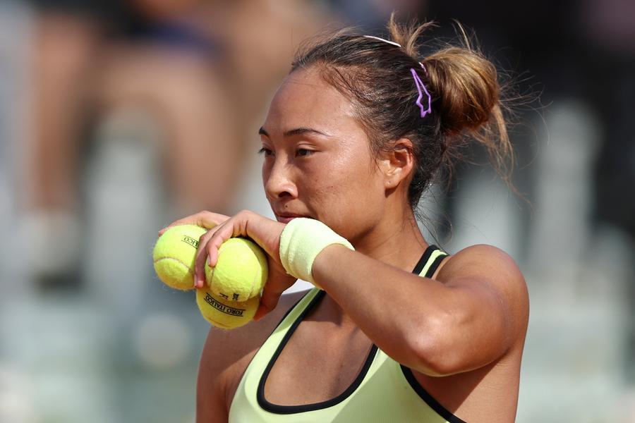 Zheng Qinwen, Ostapenko'ya karşı mücadele etti