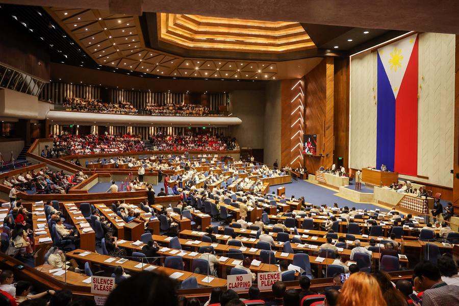 Filipinler Meclisi, Başkan Yardımcısı'nın Azlini Sağladı