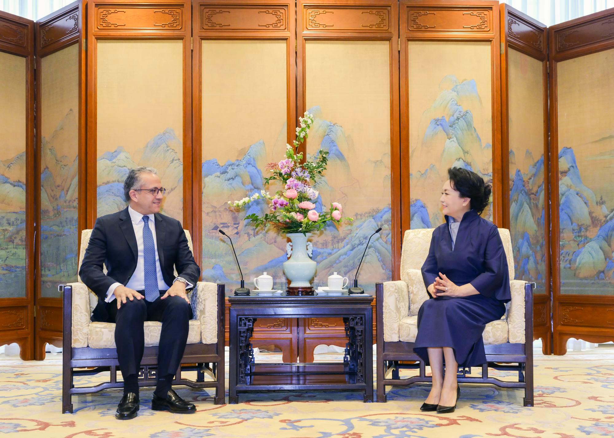 Peng Liyuan ve UNESCO Genel Direktörü Görüştü