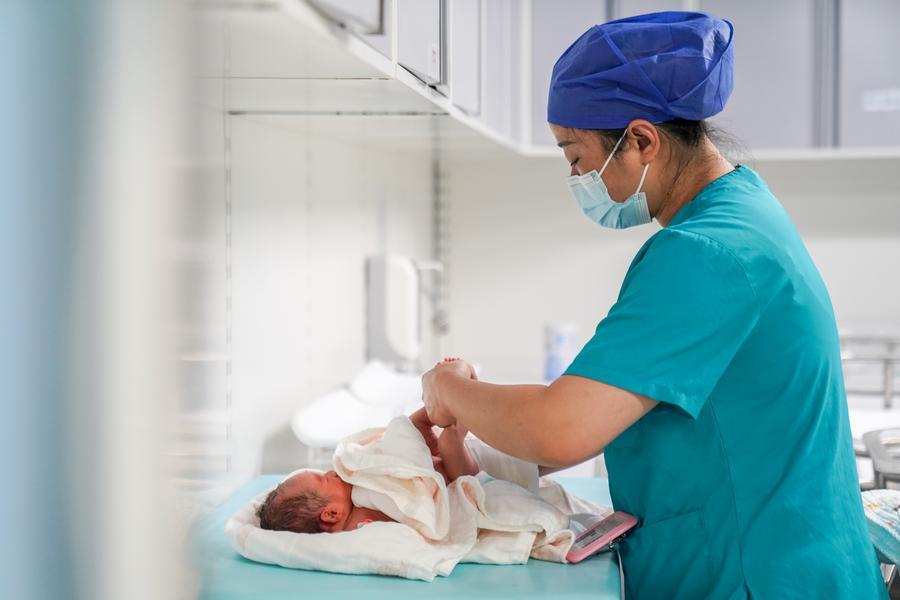 Yunnan'daki Neonatal Hemşireler Umut Aşılıyor