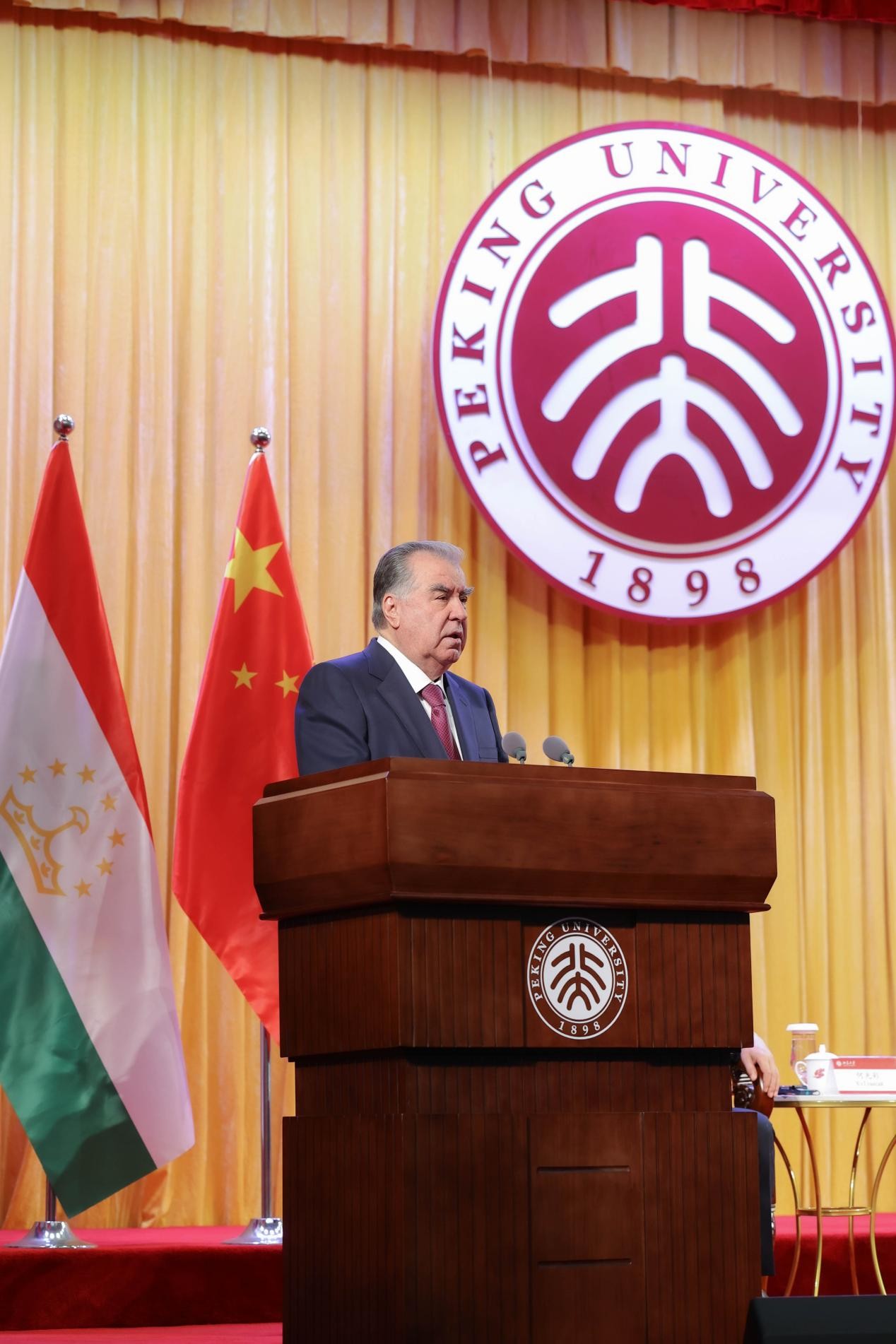 Tacikistan Cumhurbaşkanı Rahmon, PKU'da Konuşma Yaptı