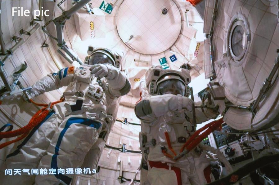 Pakistanlı astronotlar Çin'de görev eğitimi alıyor