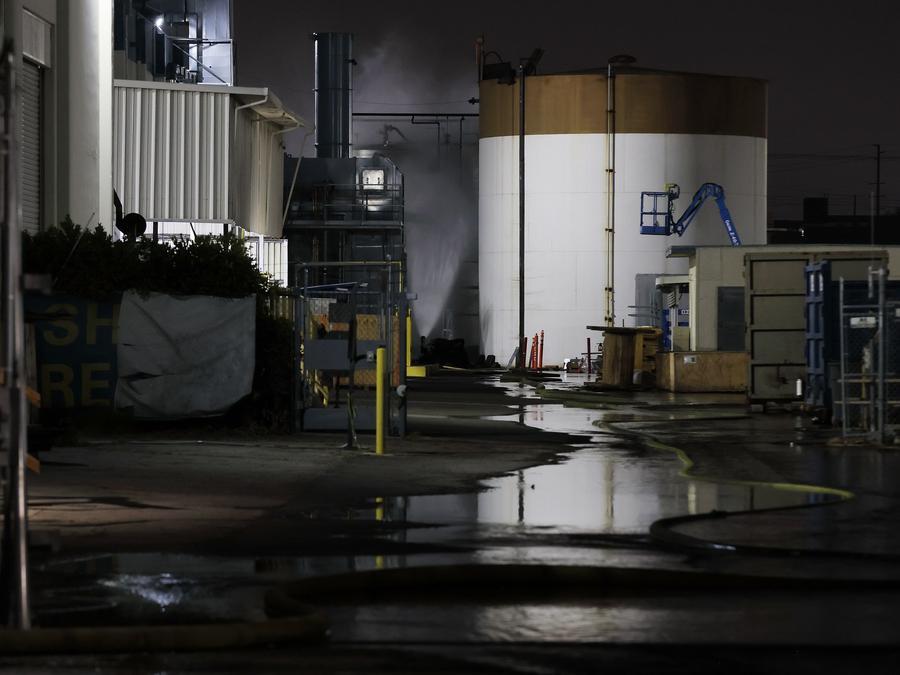 California'da Kimyasal Tankın Patlaması Önlenmeye Çalışılıyor