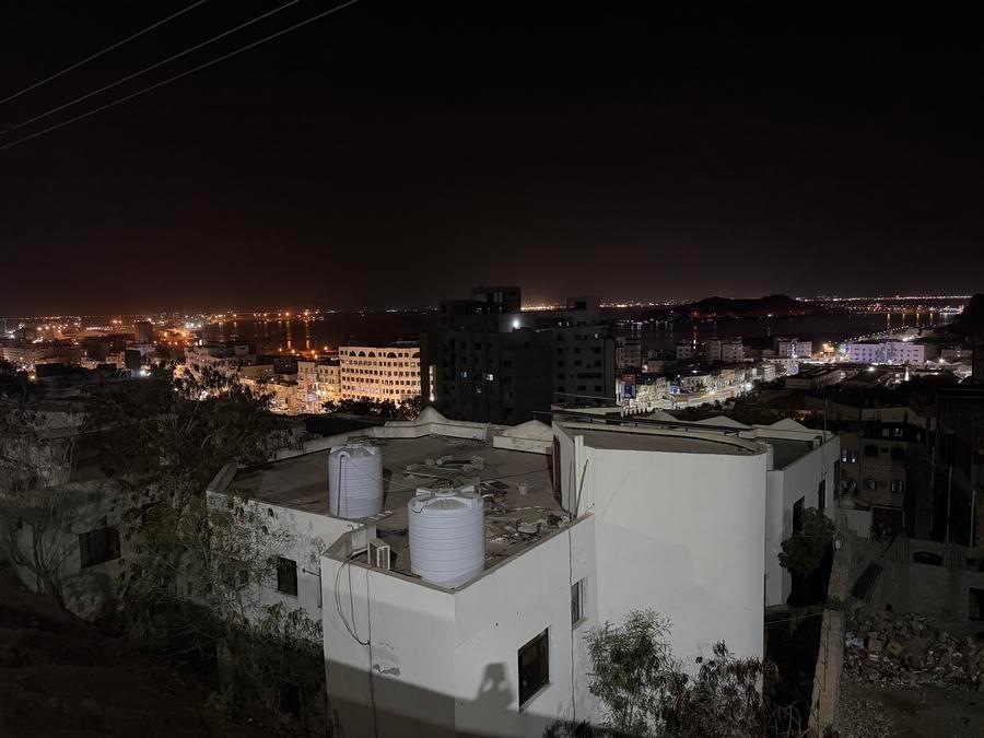 Aden'deki aileler geceyi hayatta kalmak için bekliyor