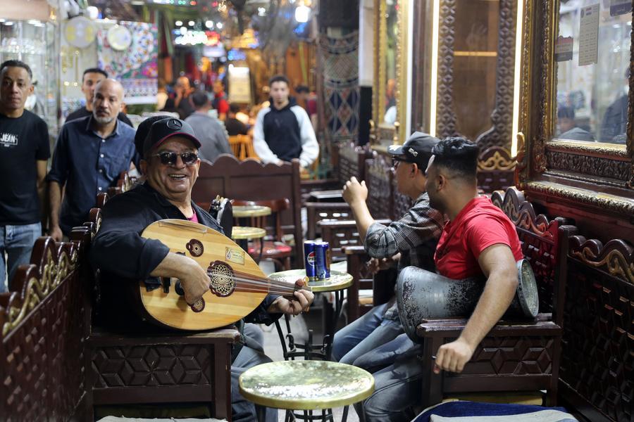 Cairo'daki Kafede Dostluk ve Dayanışma Hikayeleri