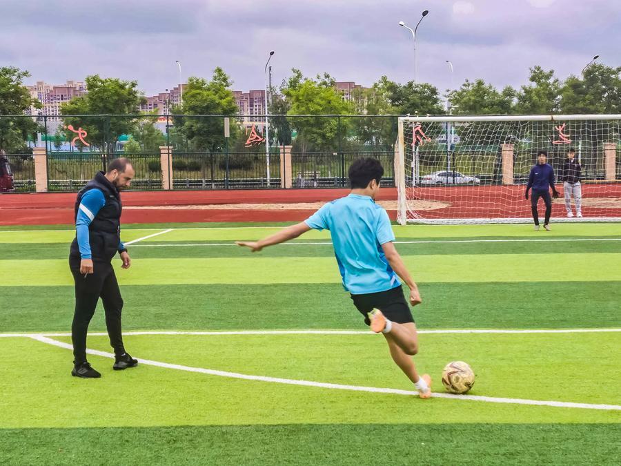 Marko Milovanovic, Çin'de Futbol Takımı Oluşturuyor