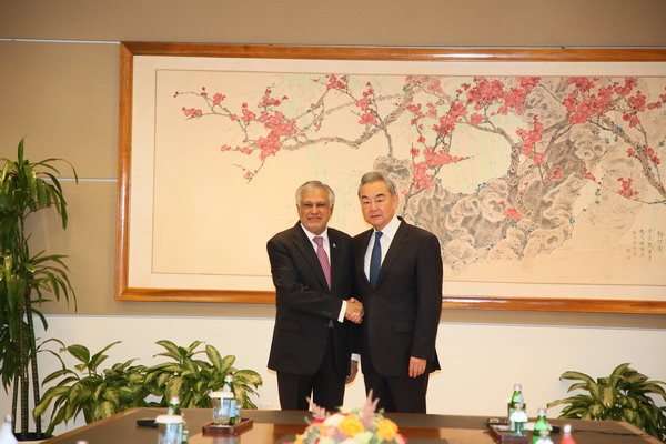 Wang Yi ve Mohammad Ishaq Dar'dan İran görüşmeleri