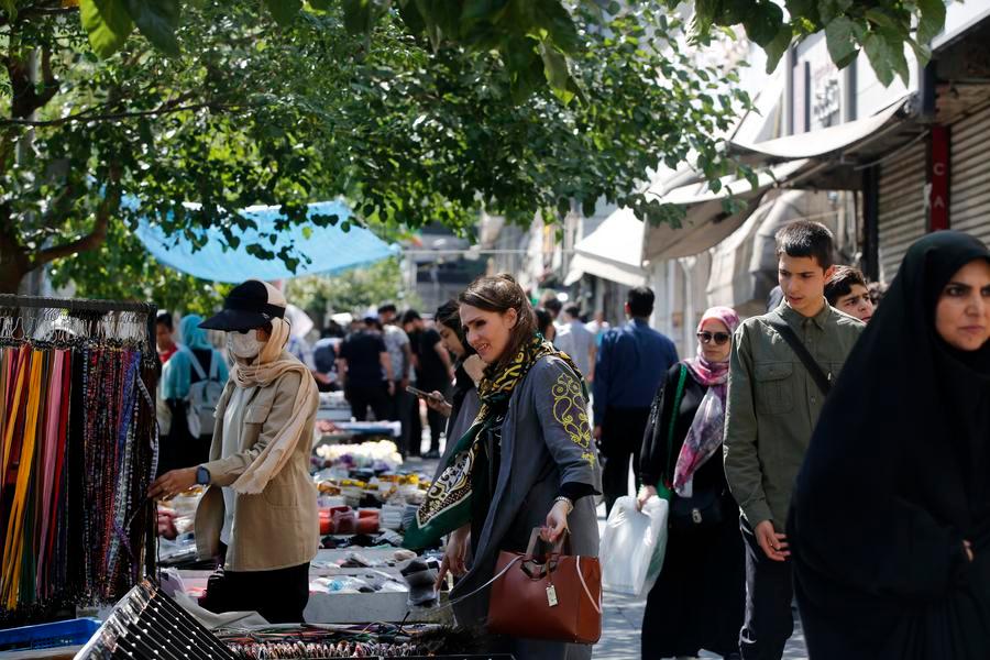 Tahran'da yaşam, saldırılara rağmen devam ediyor
