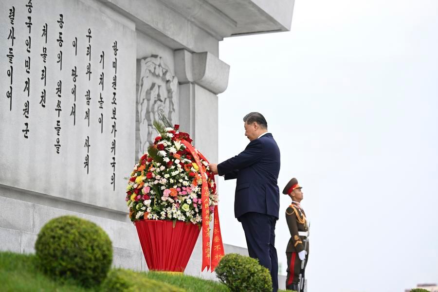 Şi Cinping ve Peng Liyuan'dan Anma Töreni