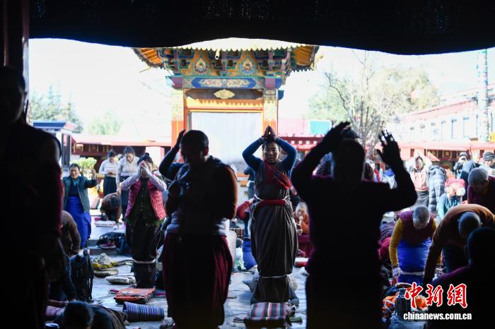 Kışın Tibet'te Tarım Sezonunun Sakinliğinde Tapınaklar İbadet Edenlerle Dolup Taşıyor